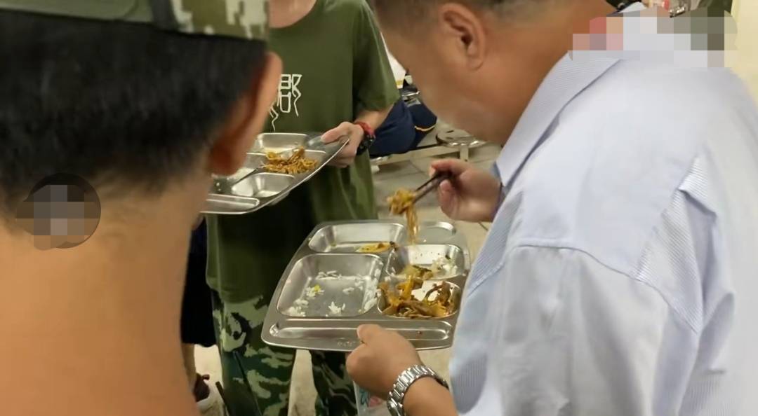 一學校疑給學生吃狗食桶剩菜，事件背后的反思與探討，學校給學生食用狗食桶剩菜引發爭議，事件背后的反思與探討