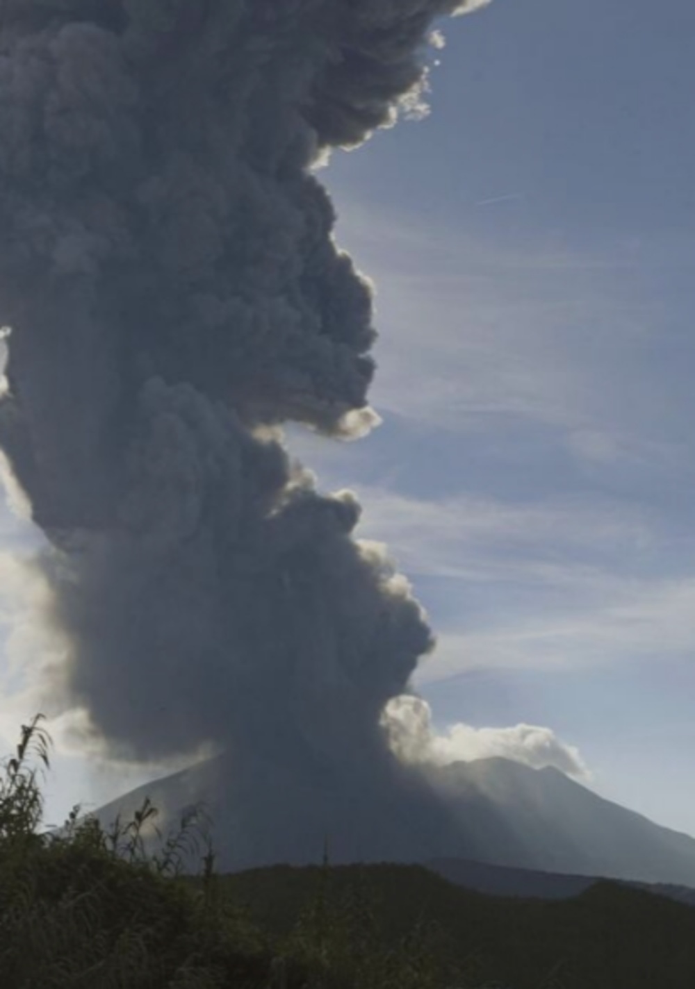 日本火山噴發灰柱高達3400米，自然的熱烈展現，日本火山熱烈噴發，灰柱直沖云霄3400米